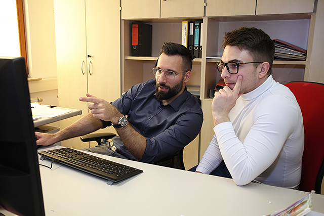 Mitarbeiter beim digitalisierten Arbeiten in der Kanzlei